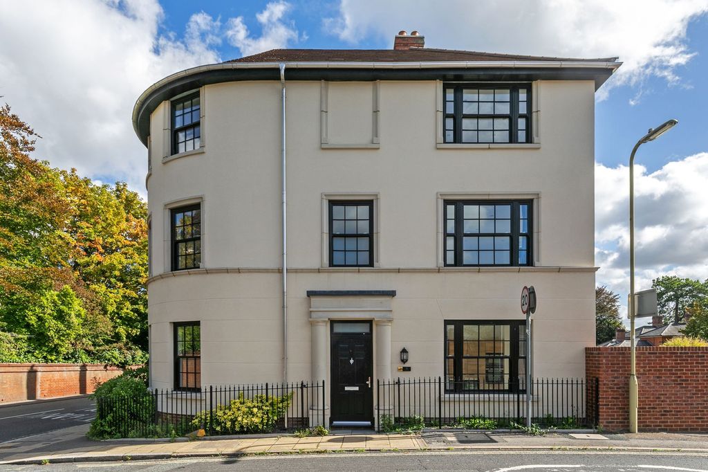 Property photo 1 of 9