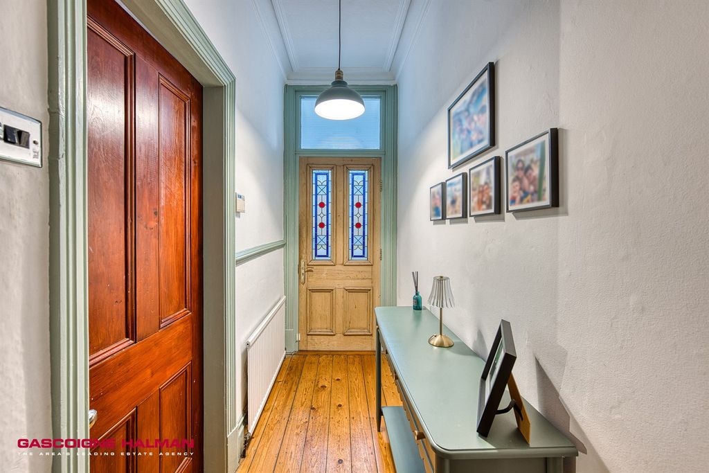 Property photo 2 of 17 Entrance Hall