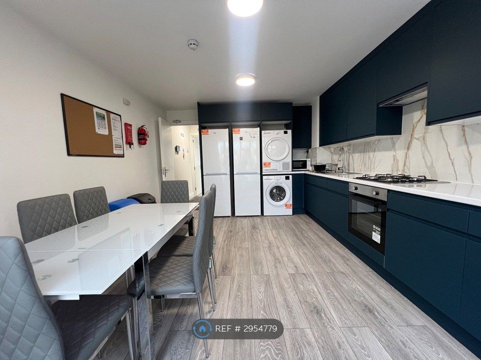 Property photo 2 of 12 Large Kitchen + Dinner