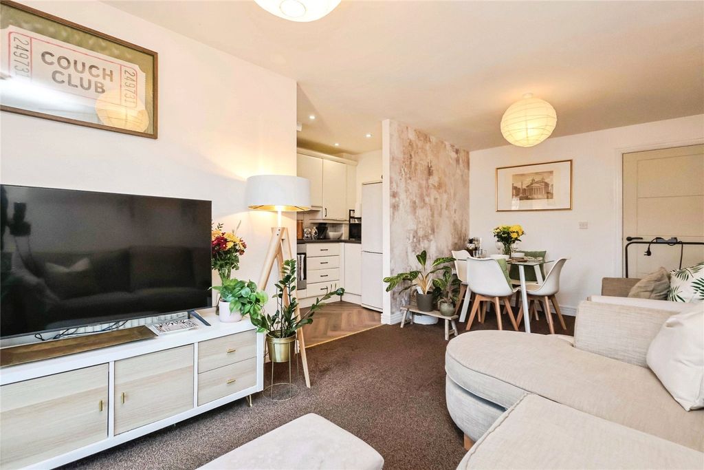 Property photo 3 of 23 Lounge