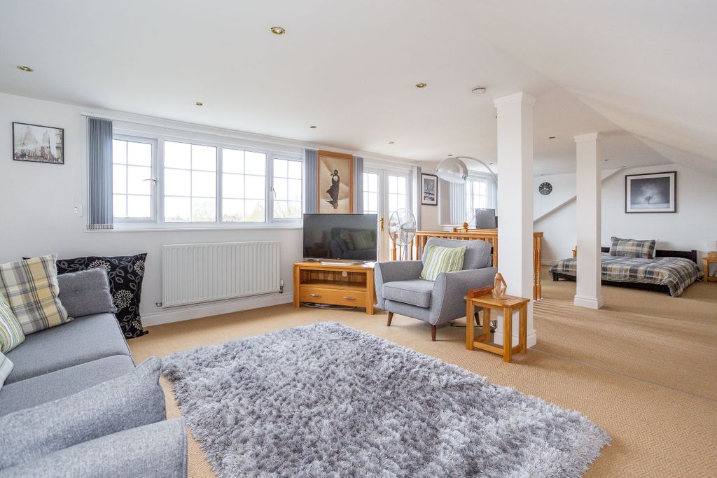 Property photo 2 of 28 Bed5Livingroomb