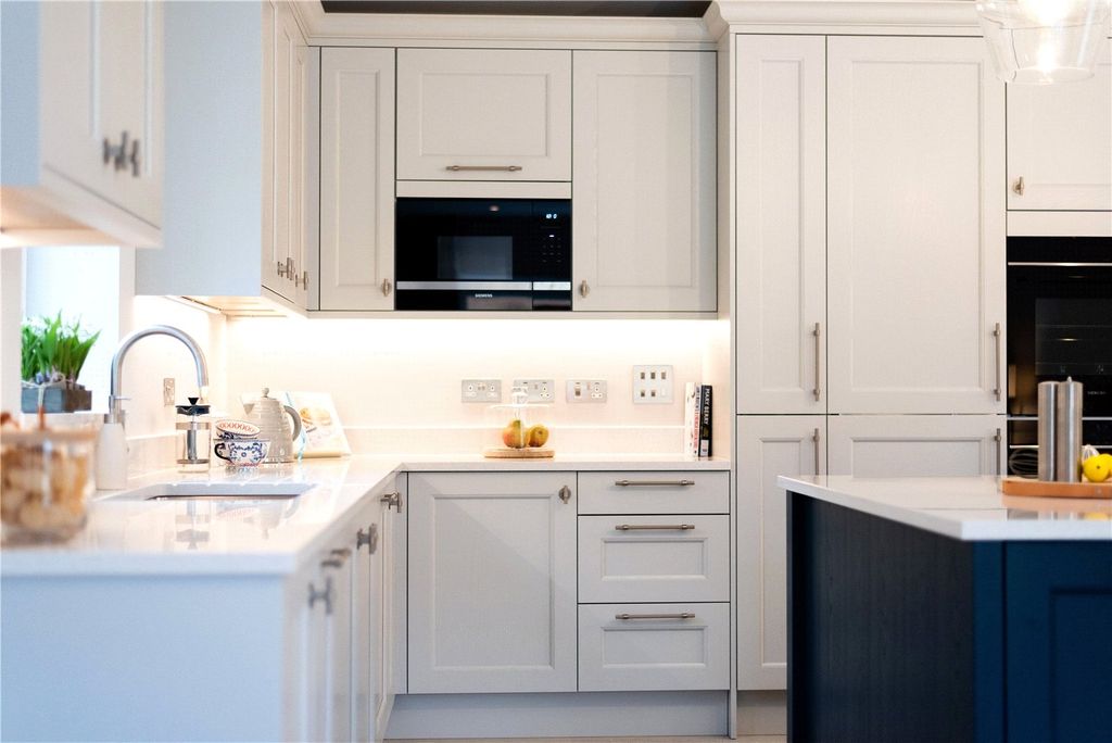 Property photo 3 of 10 Kitchen