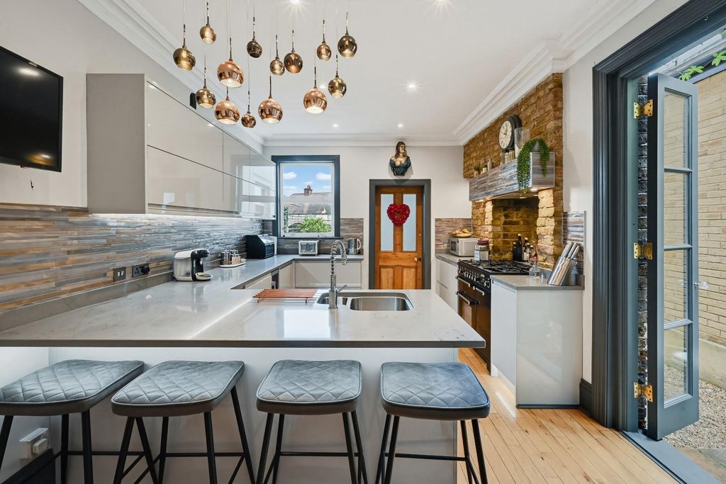 Property photo 2 of 36 Carshalton Park Road