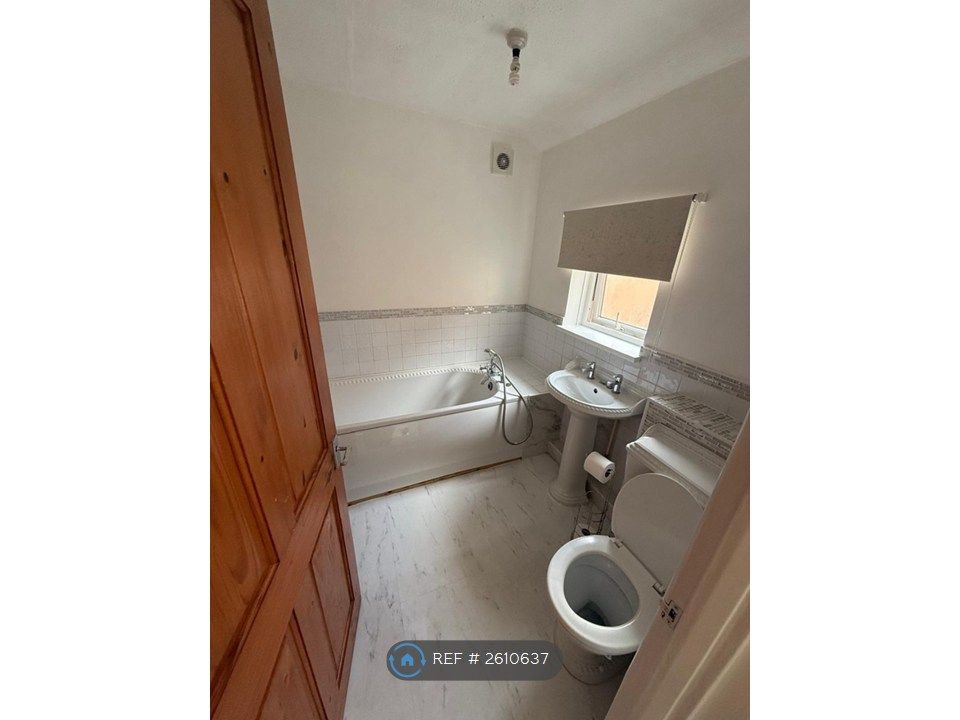 Property photo 3 of 7 Bathroom