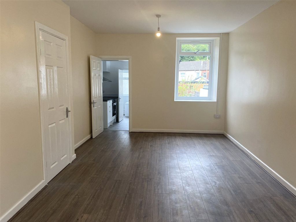 Property photo 3 of 16 Picture No. 06