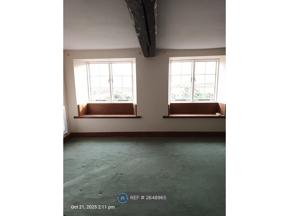 Property photo 3 of 23 Lounge 2