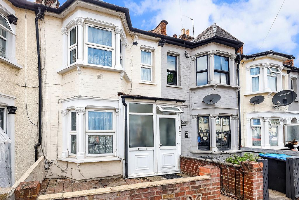 Property photo 1 of 17 Terraced Houses With Modern Touch.Png
