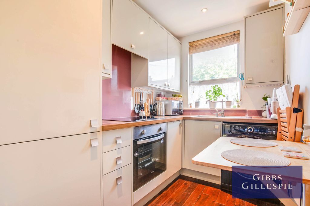 Property photo 2 of 9 Kitchen