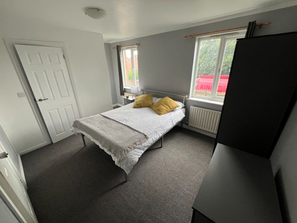 Property photo 1 of 8 Bright, Neatly Presented Double Bedroom With A Mad...