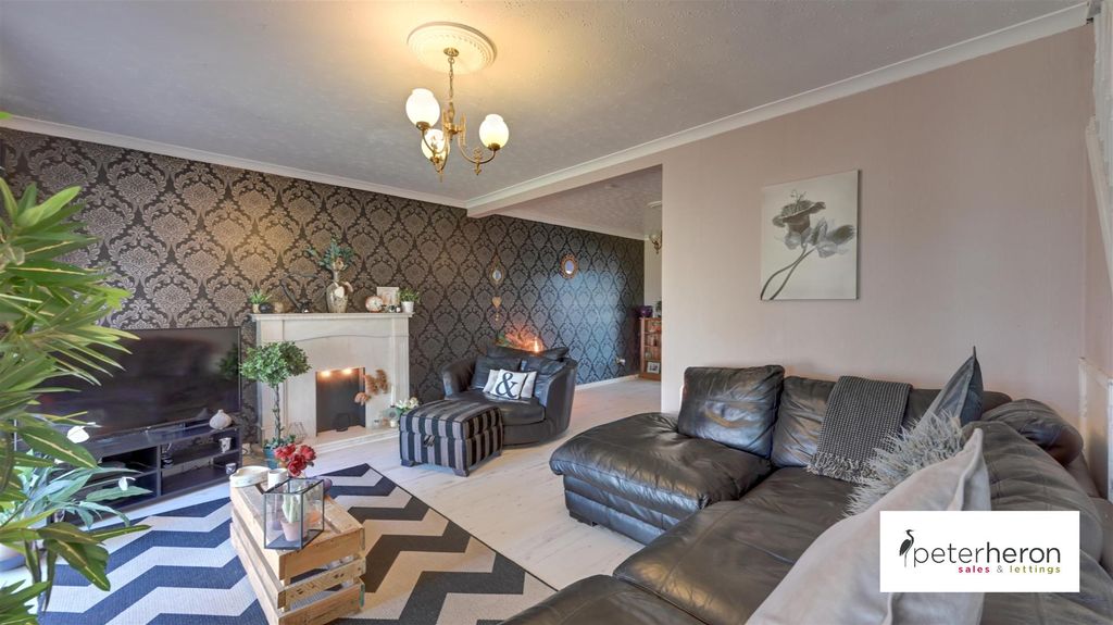 Property photo 3 of 14 Lounge