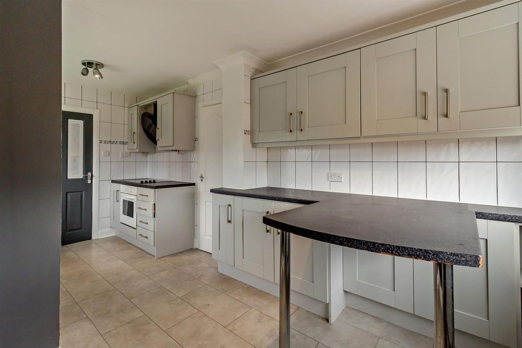 Property photo 2 of 14 8655877-Interior07-800.Jpg