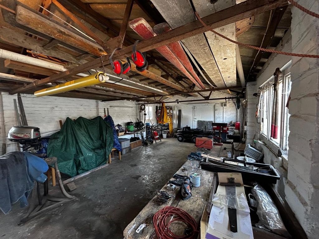 Property photo 2 of 12 c5B922c8-209E-459A-9031-c73E0E9c198d.Jpeg