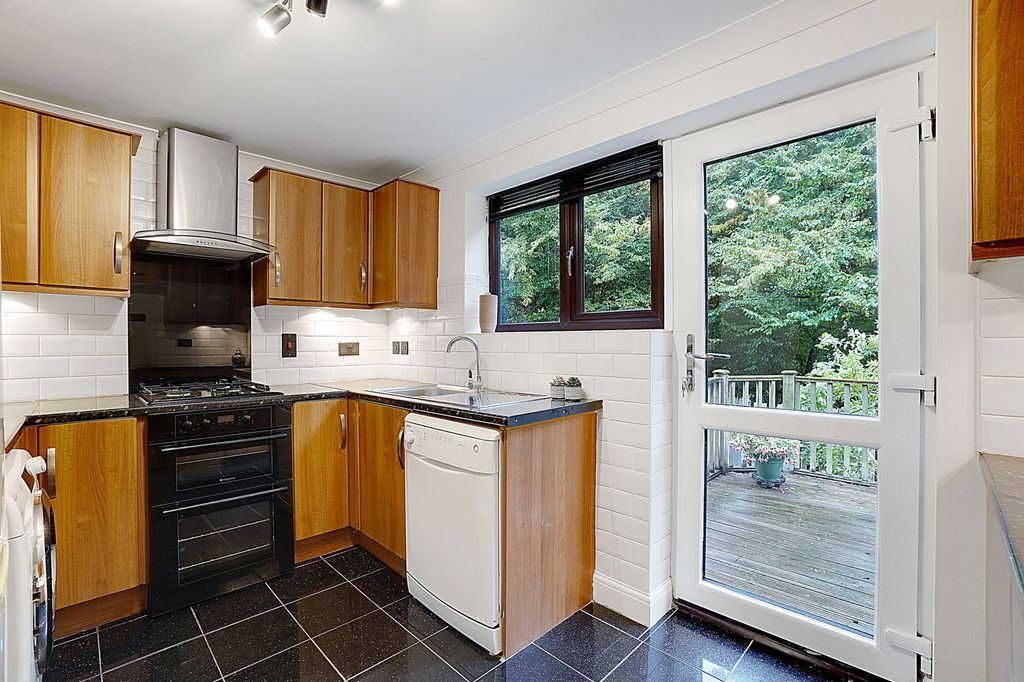 Property photo 2 of 30
