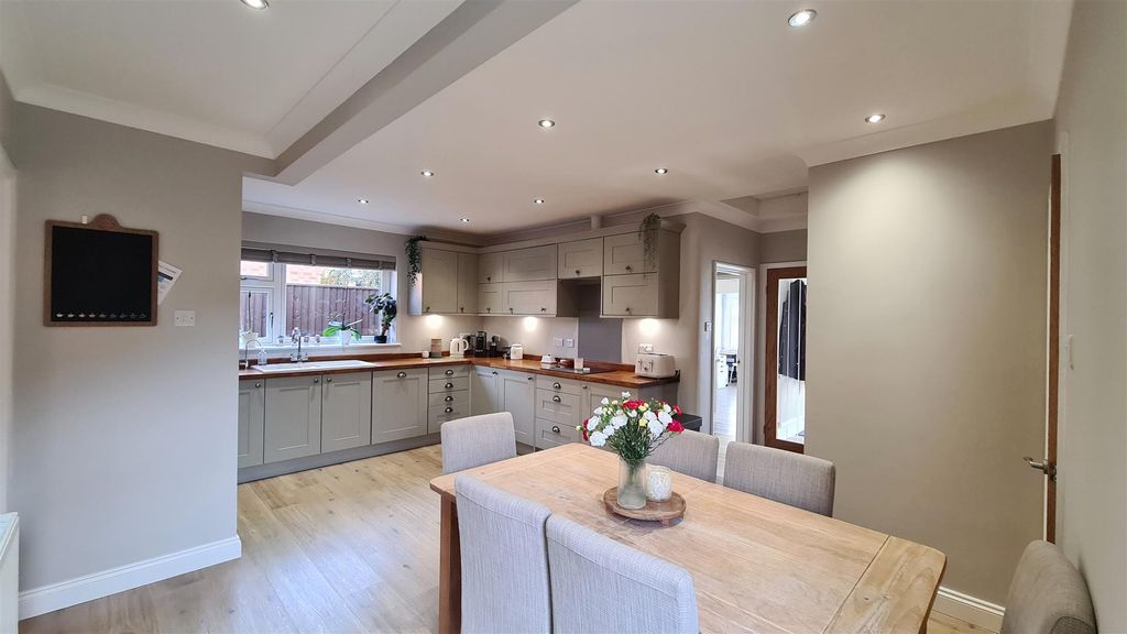 Property photo 3 of 26 Kitchen / Diner