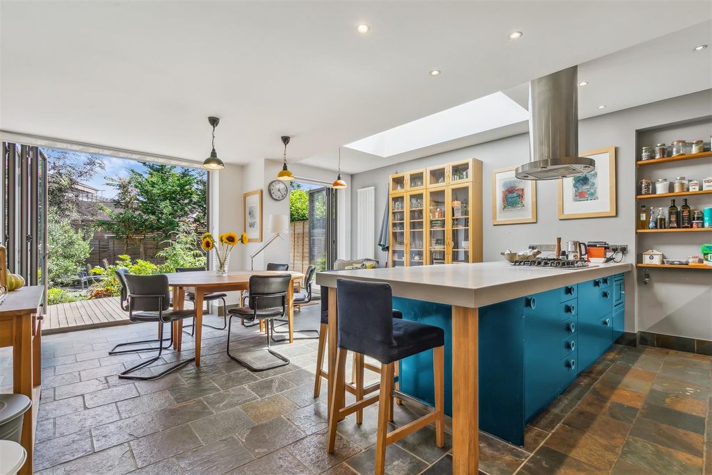 Property photo 2 of 20 Prebend Gardens, W4 - For Sale