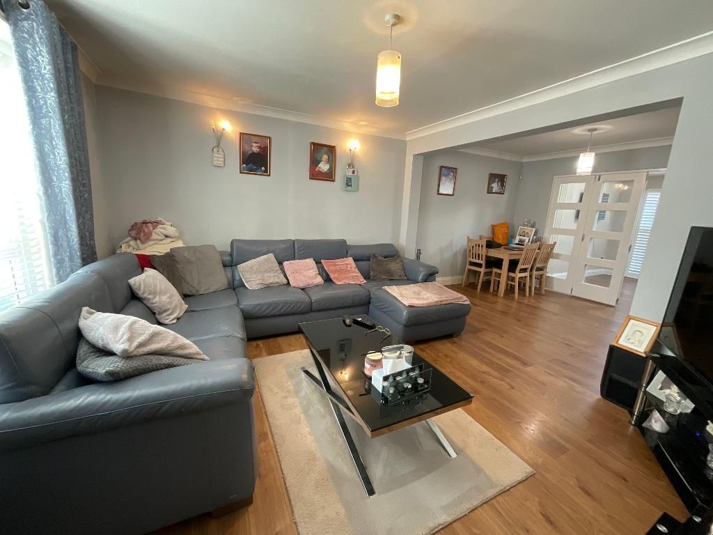 Property photo 3 of 18 Living Room 13'5 x 11'8