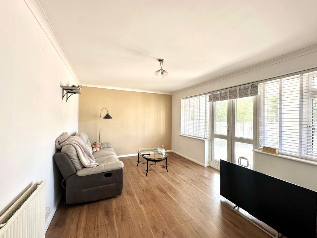 Property photo 3 of 10 Living.Jpg