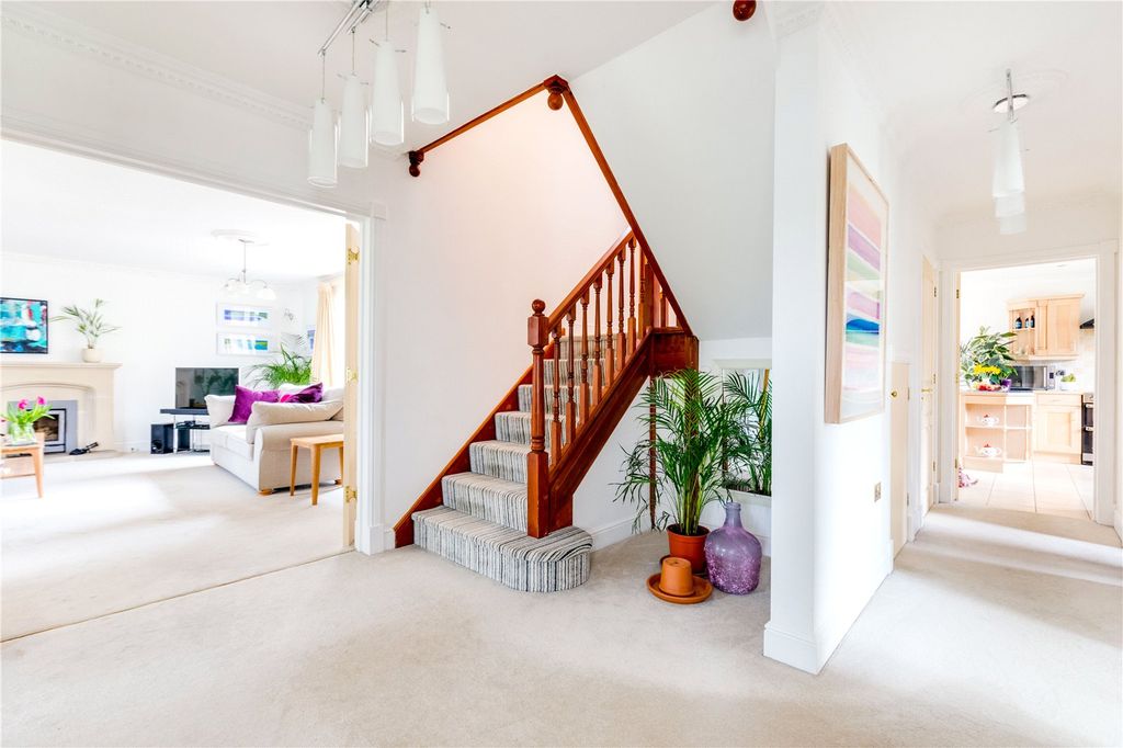 Property photo 3 of 19 Entrance Hall