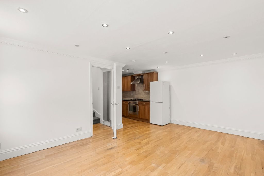 Property photo 3 of 9 Reception/Kitchen