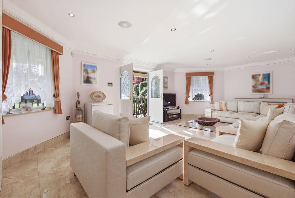 Additional image 17 of 5 bed detached house for saleWambrook Close, Hutton Mount, Brentwood CM13
