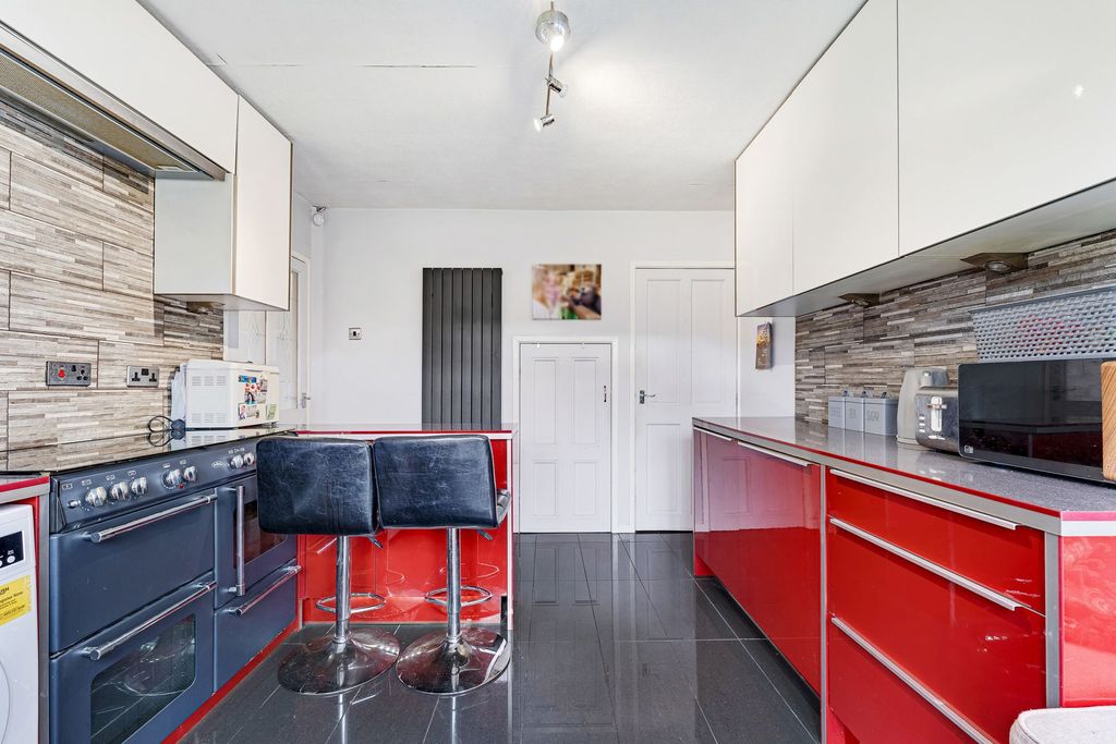 Property photo 2 of 25