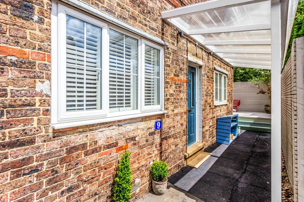 Property photo 2 of 32