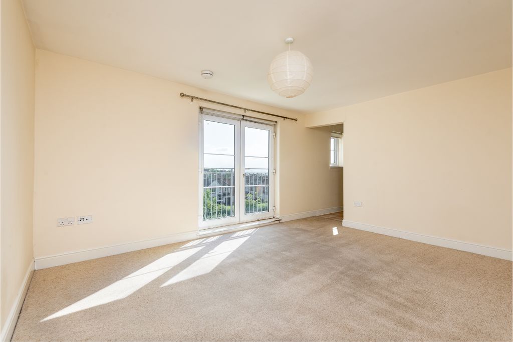 Property photo 3 of 13 Lounge