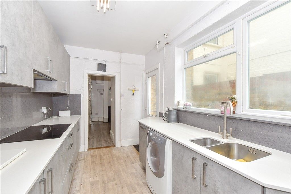 Property photo 3 of 10 Kitchen