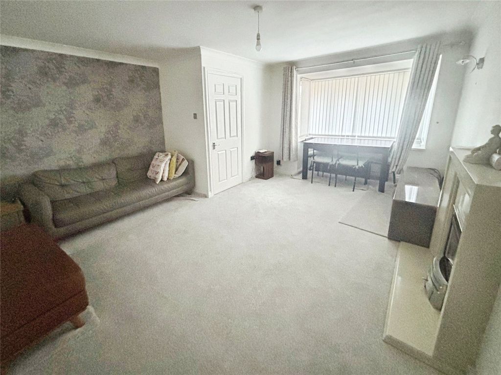 Property photo 3 of 17 Lounge