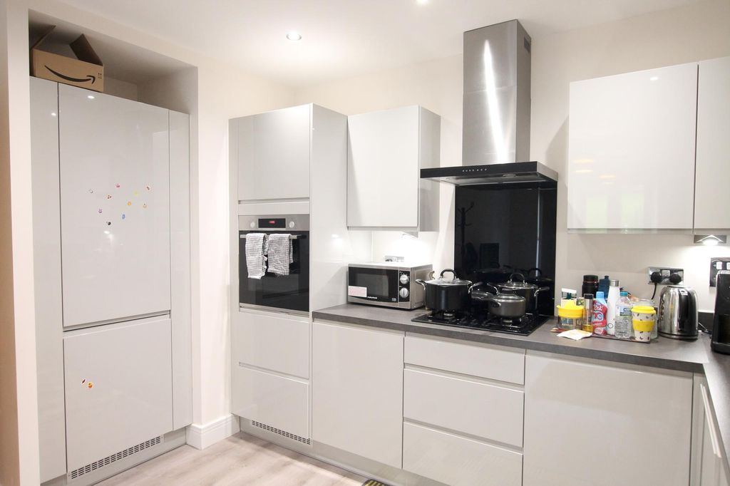 Property photo 3 of 10 Kitchen