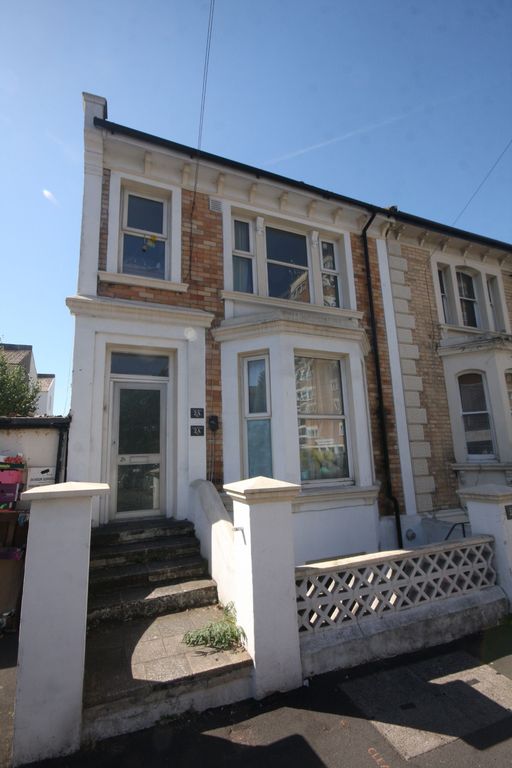 Property photo 1 of 8 Clarendon Road