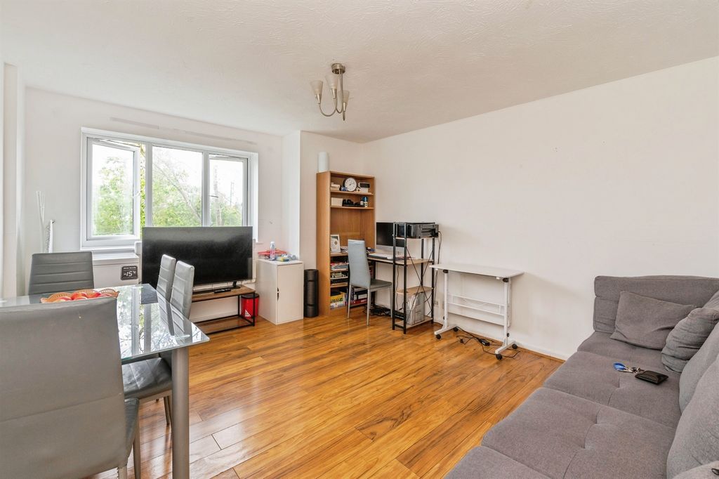 Property photo 2 of 33