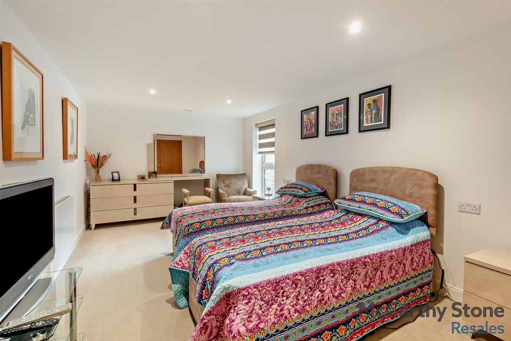 Property photo 3 of 12 8673292-Interior08-800.Jpg