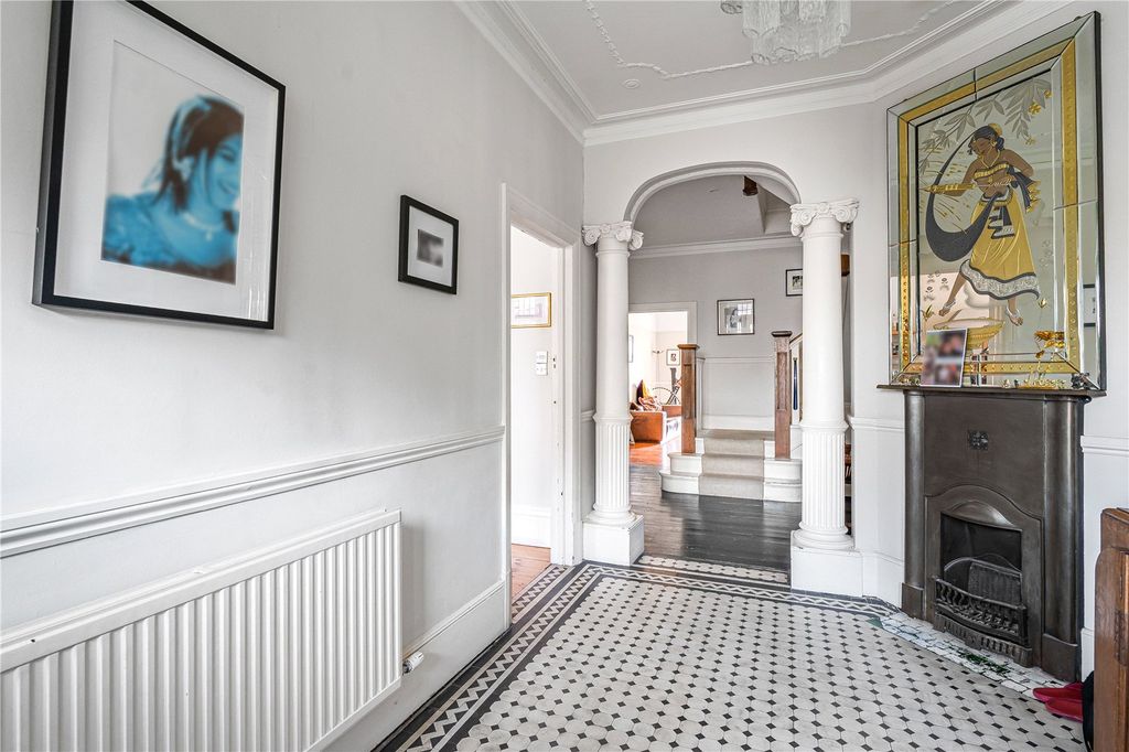 Property photo 2 of 18 Entrance