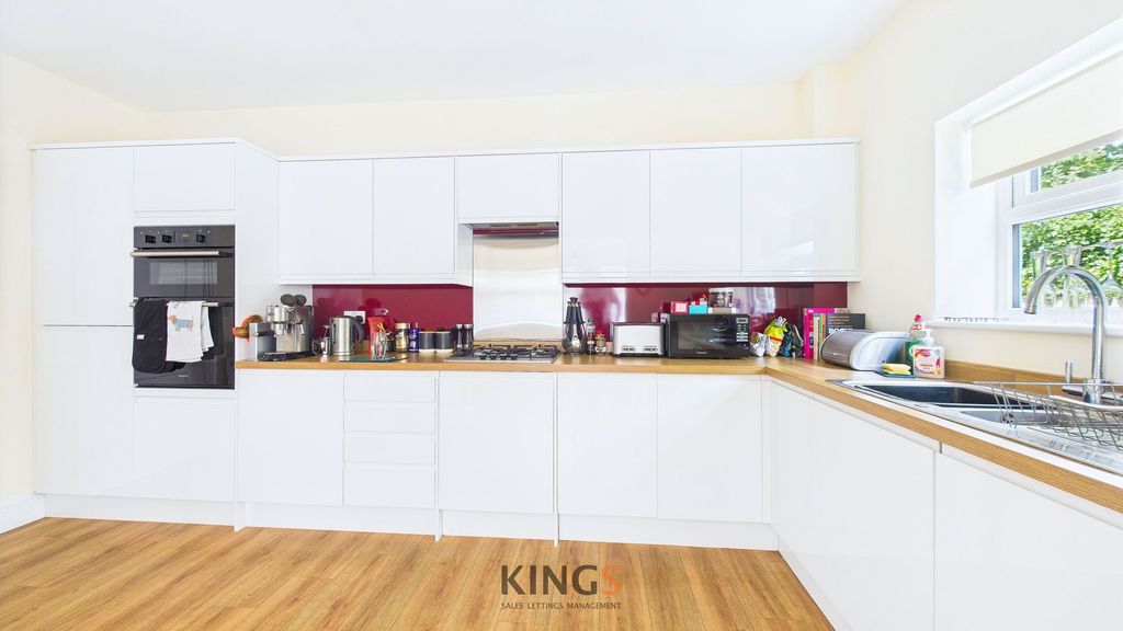Property photo 3 of 17 Kitchen