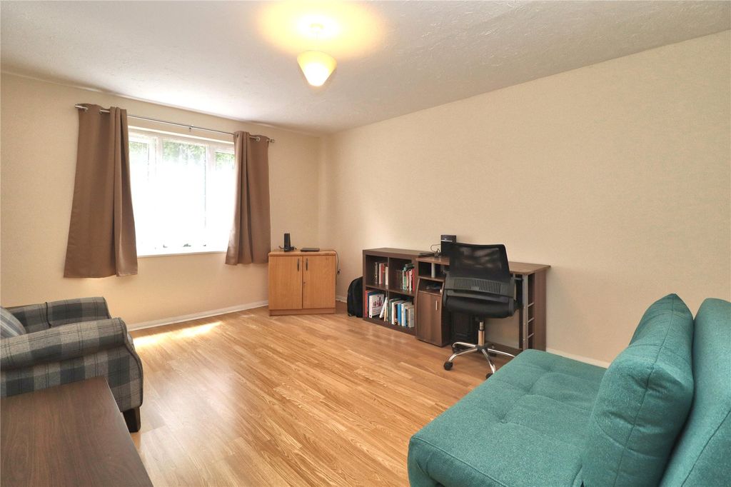 2 bed flat for saleWoking, Surrey GU21 photo 4