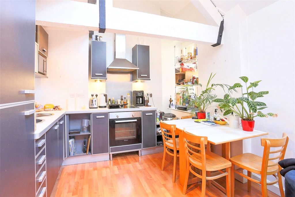 Property photo 3 of 10 Kitchen