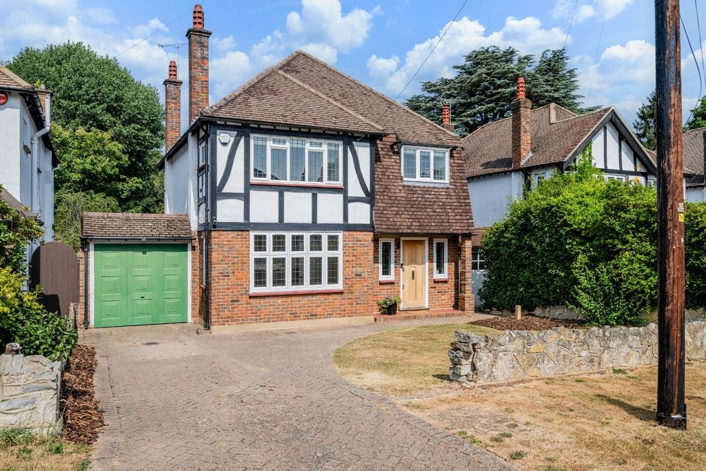 Property photo 1 of 22 Chantry Hurst
