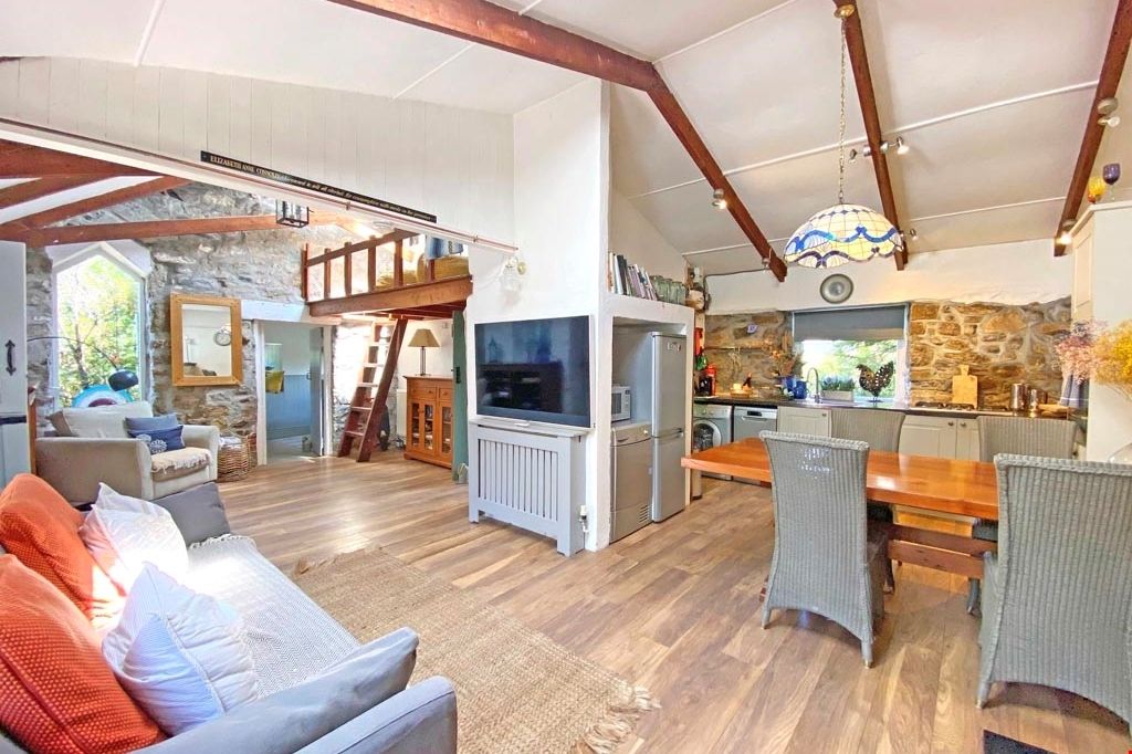 Property photo 2 of 11 Photo 2