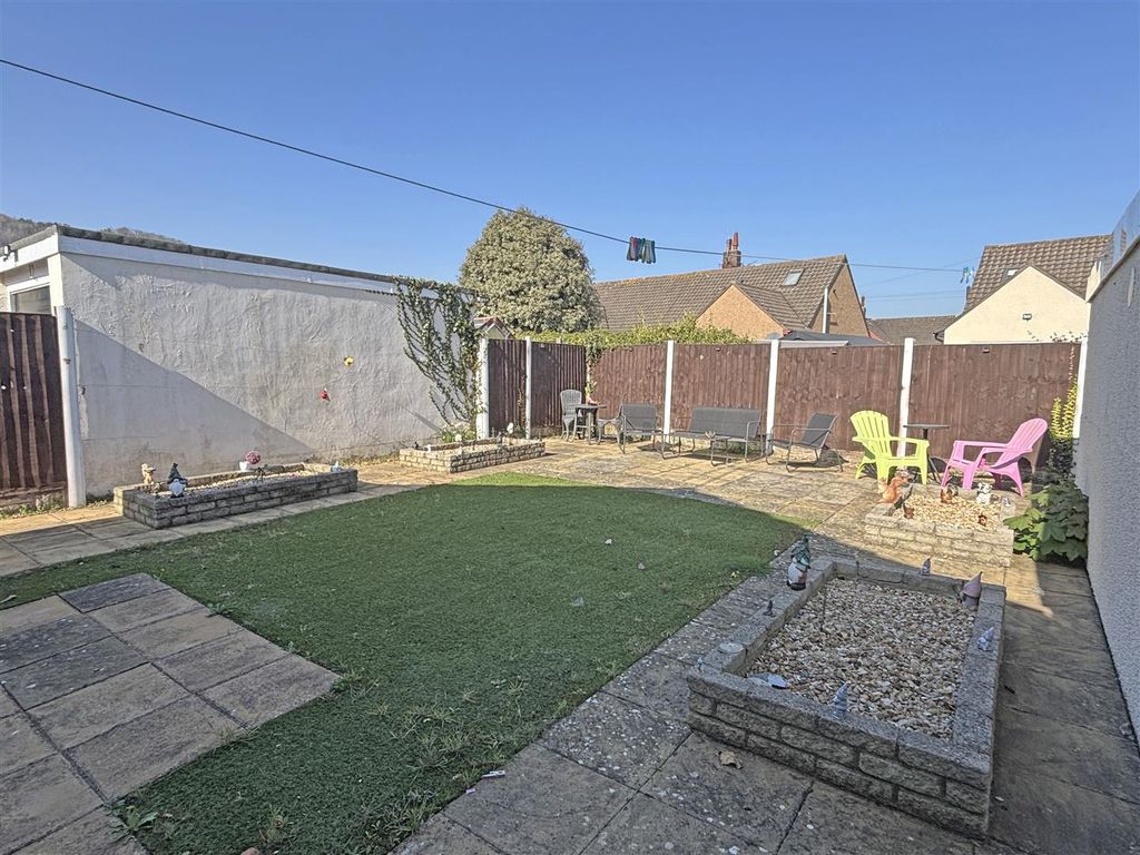 Property photo 2 of 18 Garden V2.Jpg