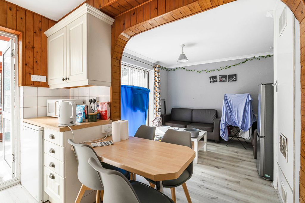 Property photo 2 of 21 Kitchen/Reception