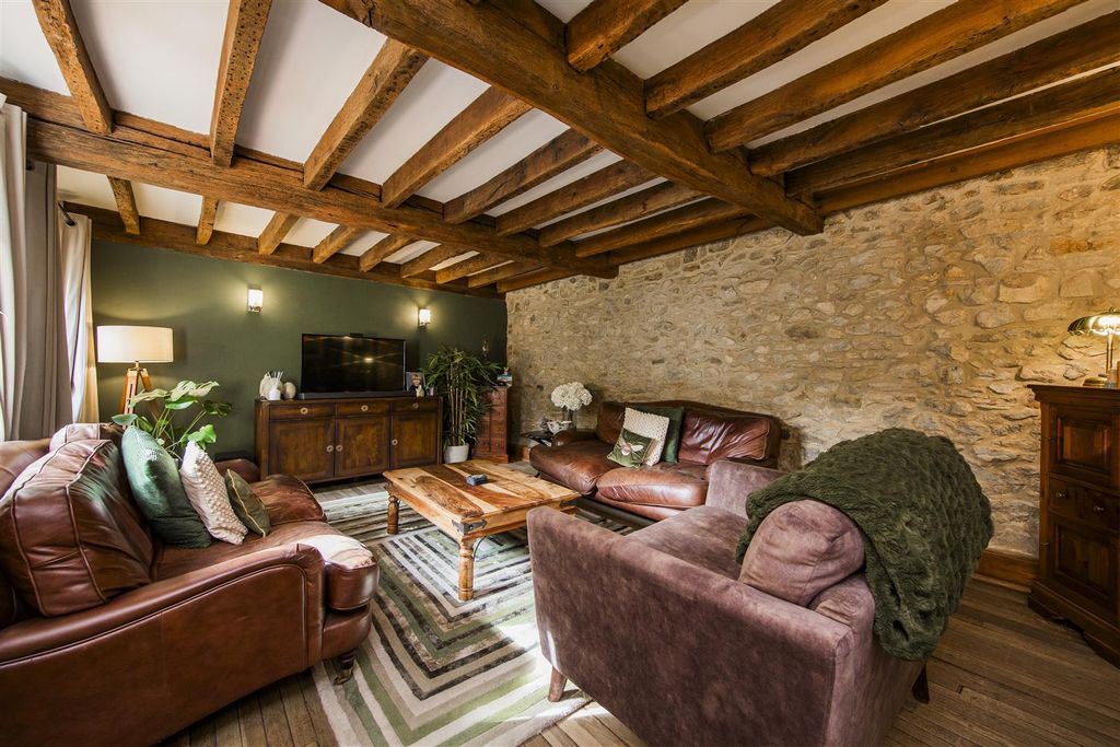 Property photo 3 of 34 Sitting Room