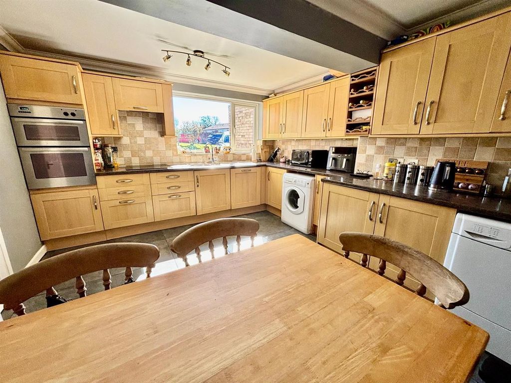 Property photo 3 of 21 Kitchen.Jpeg