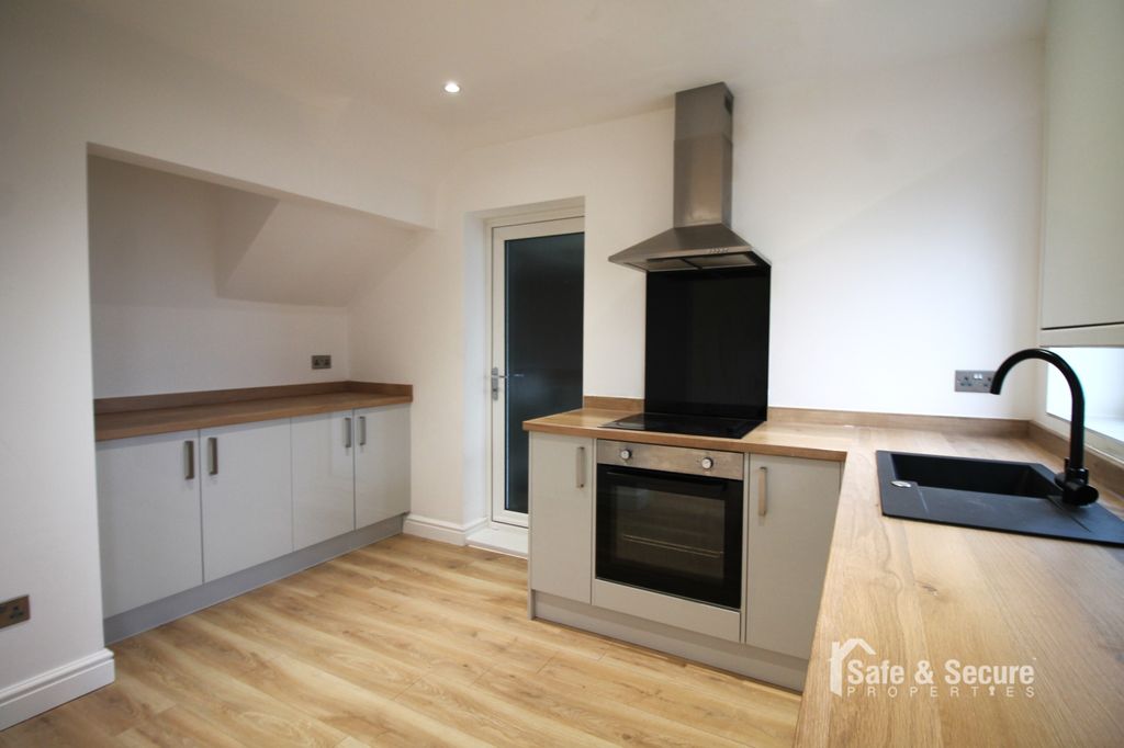 Property photo 3 of 16 Kitchen (1)