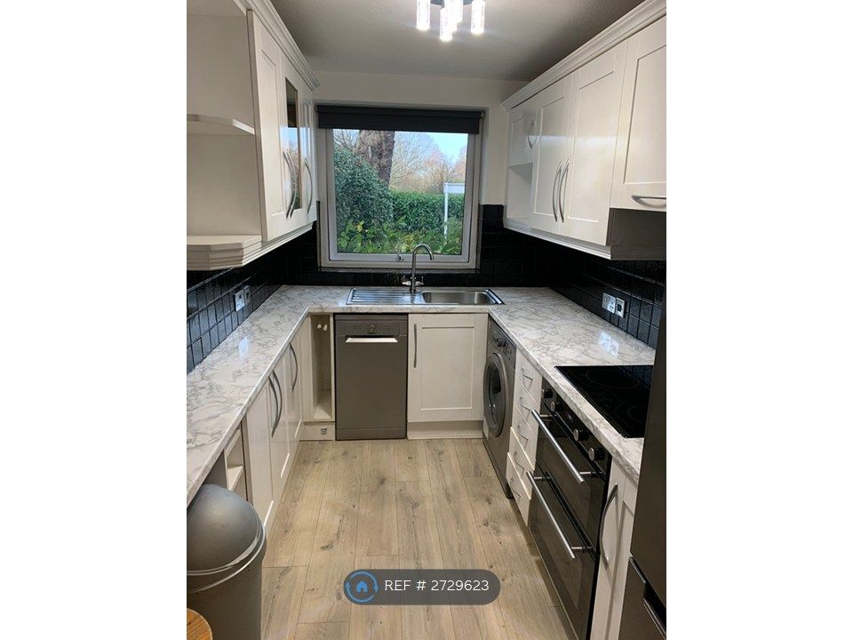 Property photo 3 of 12 Kitchen