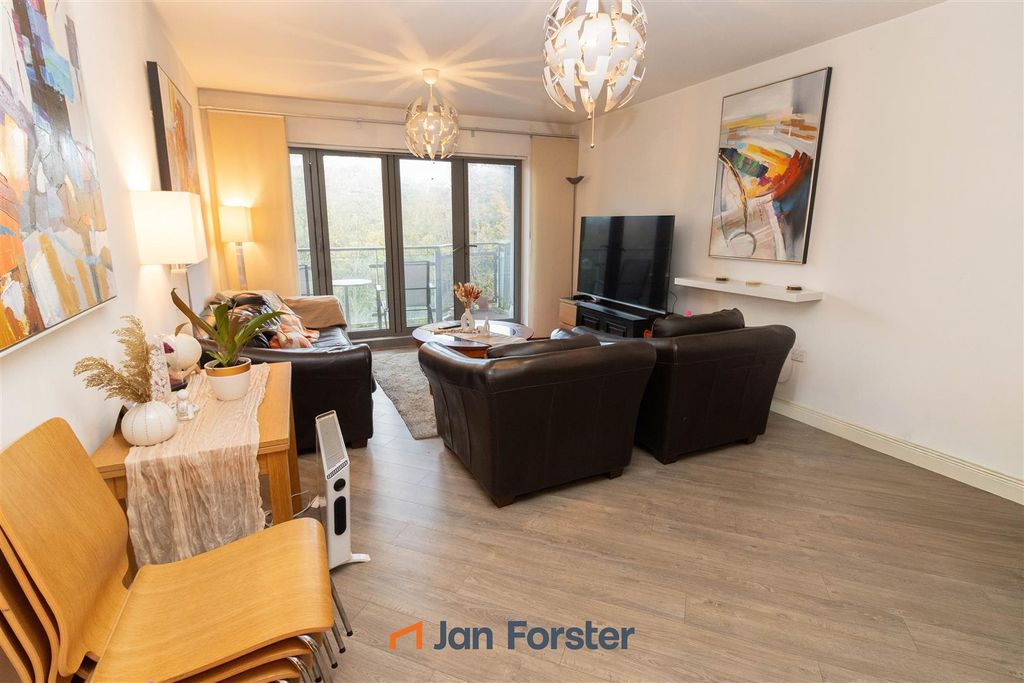 Property photo 2 of 12 Lounge