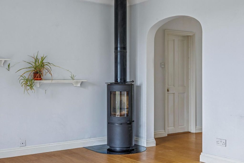 Property photo 3 of 25 98137_Lanterns Homington Road Coombe Bissett(13).J