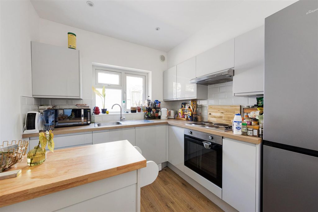Property photo 3 of 22 Grove Road, E17