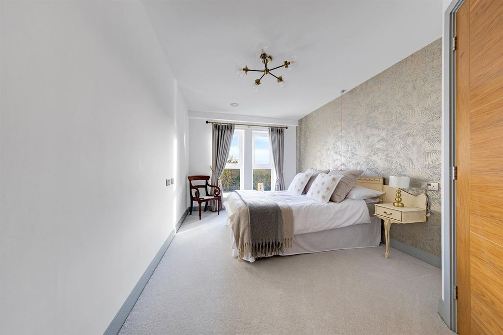 Property photo 3 of 15 13-80F7Pfmcsr 52 Augustus House-22-Medium.Jpg