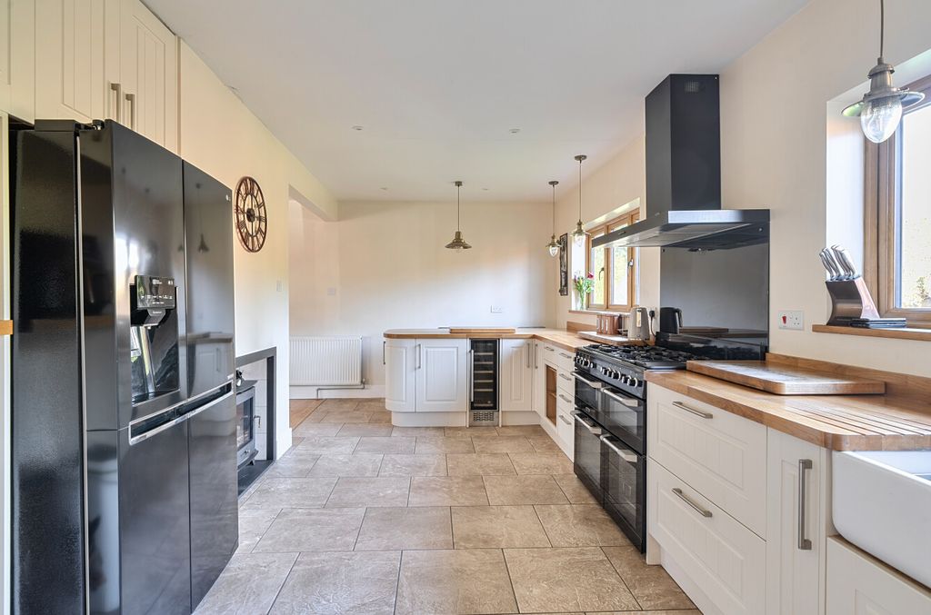 Property photo 3 of 26 1407152-8-69Bd870...